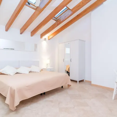 Hostal Embat - *